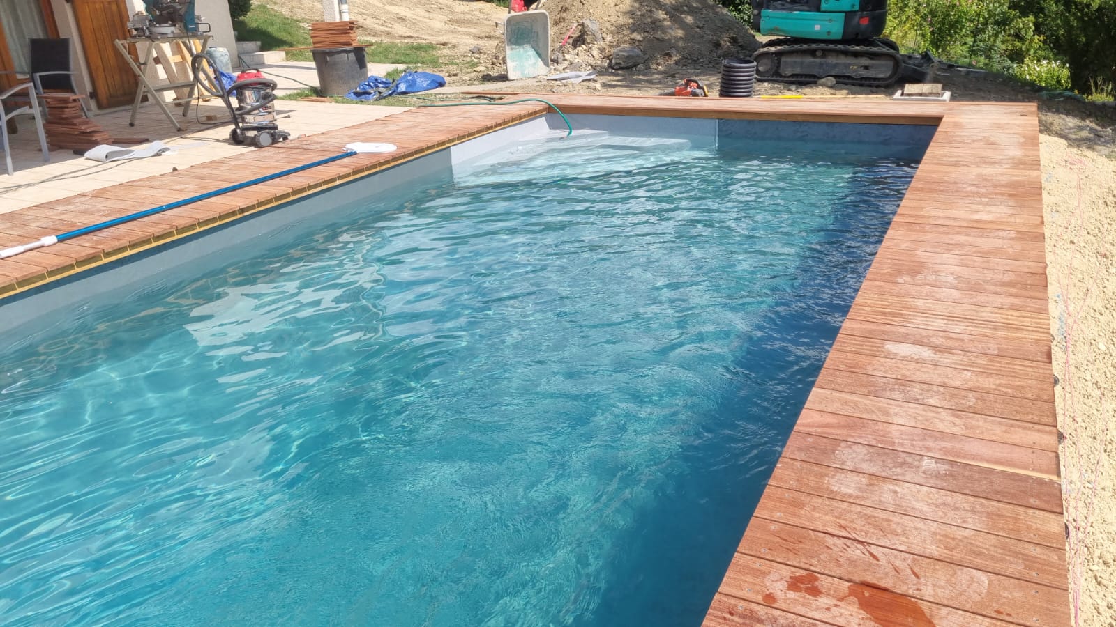 Réalisation d'une piscine et terrasse bois à Venon.jpg